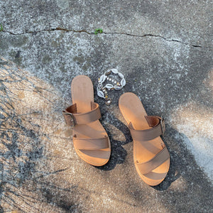 Mules BAIA à boucles couleur Beige écru - SolaMoka : Sandales en cuir pour femmes faites à la main en Grèce